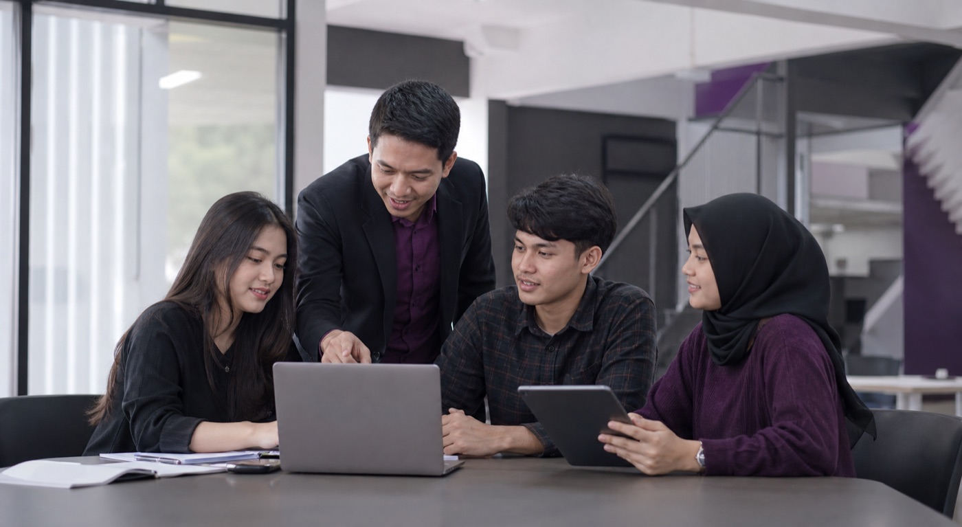 Mahasiswa dan dosen berdiskusi tentang proyek teknologi